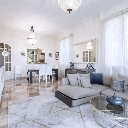 Villa Avec Une Piscine Au Debut Du Cap D'Antibes *