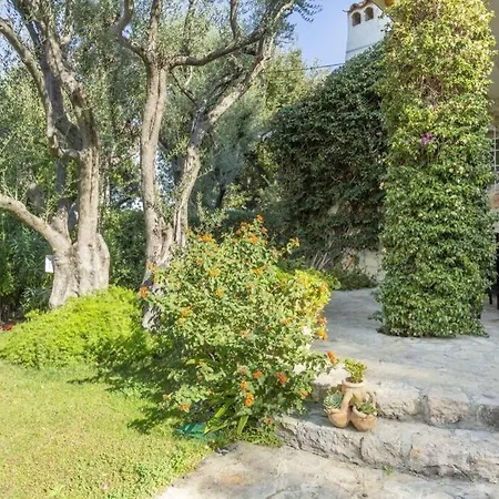 Villa Avec Une Piscine Au Debut Du Cap D'Antibes Villa