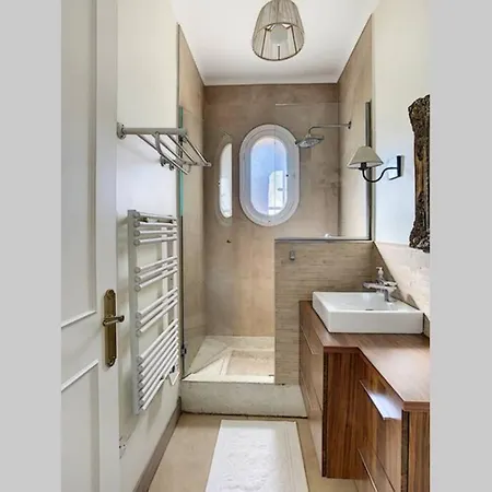 Villa Avec Une Piscine Au Debut Du Cap D'Antibes Villa